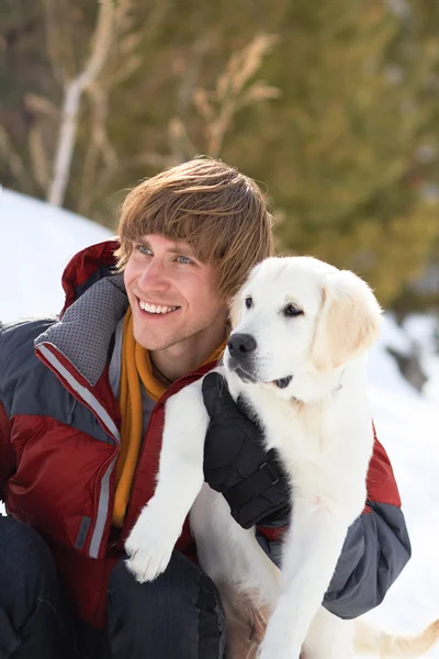 所有者と冬ラブラドル ・ レトリーバー犬 — ストック写真