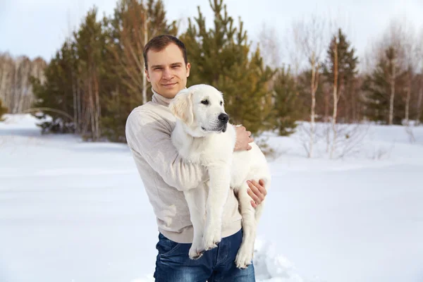 Zima labrador retriever z właścicielem — Zdjęcie stockowe