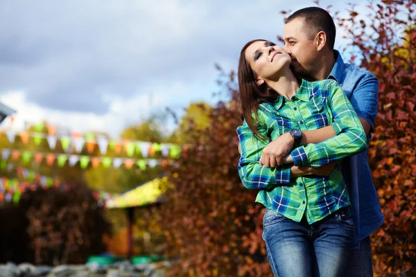 Casal em uma caminhada — Fotografia de Stock