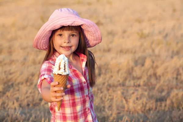 Dziewczyna zjada lody — Zdjęcie stockowe