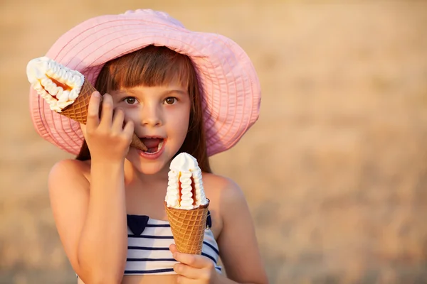 Girl eats ice cream — Stock Photo, Image