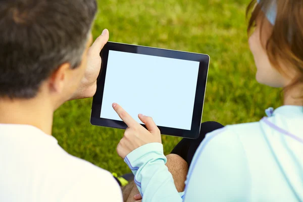 Sportpaar nutzt digitales Tablet Stockbild