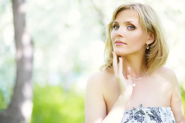 Retrato al aire libre de una mujer hermosa — Foto de Stock