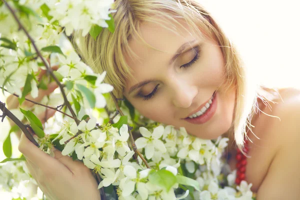 Außenporträt einer schönen Frau — Stockfoto