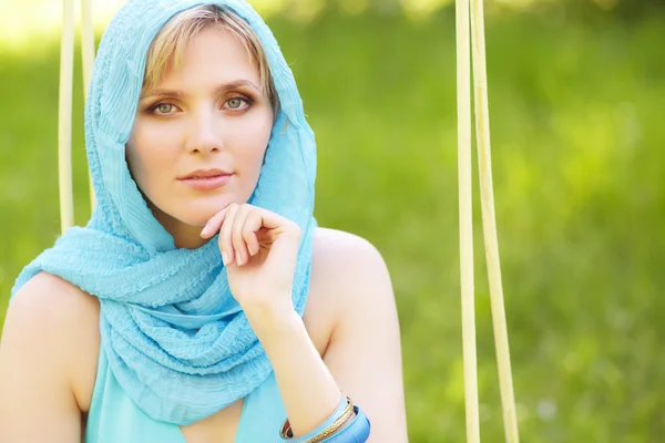 Retrato al aire libre de una mujer hermosa —  Fotos de Stock