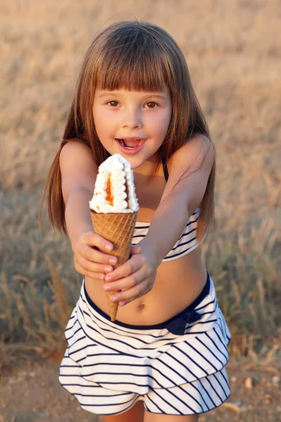 Girl eats ice cream — Stock Photo, Image