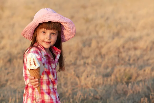 Girl eats ice cream — Stock Photo, Image