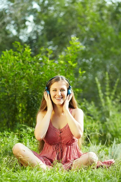 Mujer con auriculares al aire libre — Foto de Stock