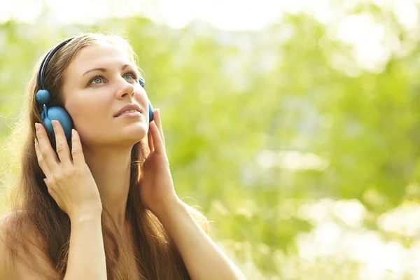 Mujer con auriculares al aire libre — Foto de Stock