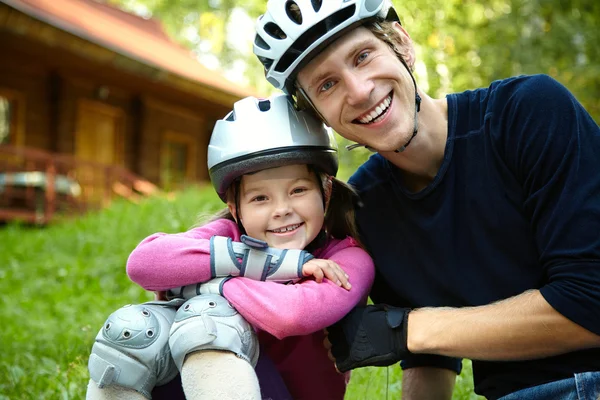 Vader en dochter in een helm — Stockfoto