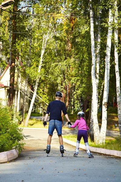 Duas pessoas rollerblade — Fotografia de Stock