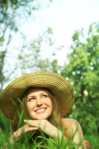 Vacker kvinna med hatt — Stockfoto