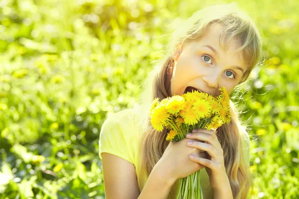 Teenager with dandelion bouquet — Stock Photo, Image