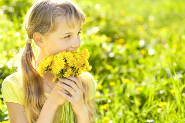 Adolescente con bouquet di tarassaco — Foto Stock