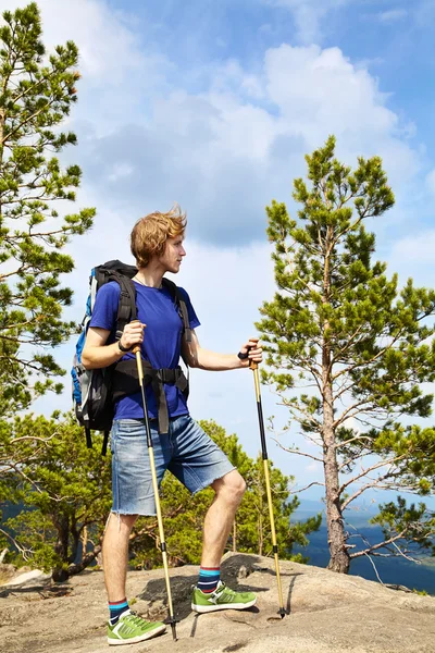 Férfi hátizsák túrázás a hegyekben — Stock Fotó