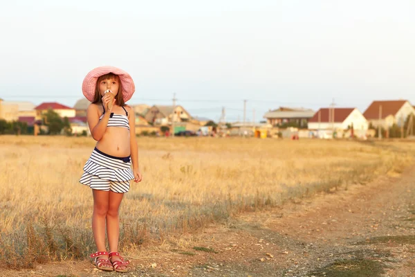 在一个村庄里的女孩 — 图库照片