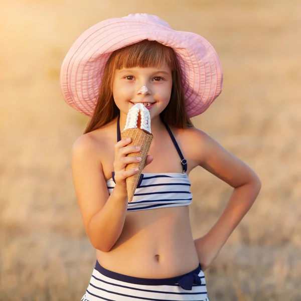 Girl eats ice cream — Stock Photo, Image