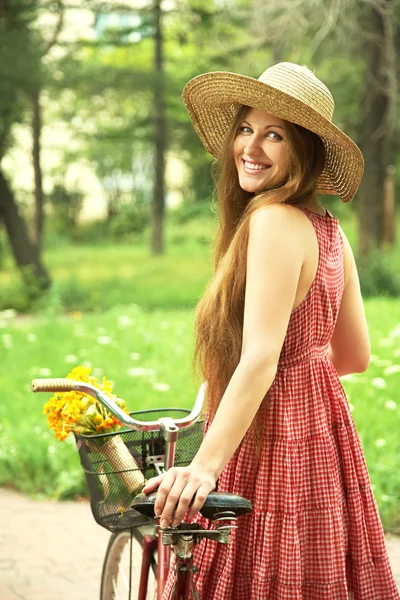 Jovem mulher e bicicleta — Fotografia de Stock