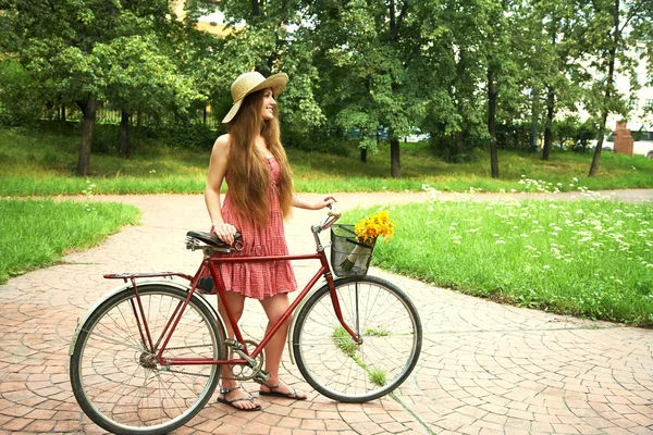 Jovem mulher e bicicleta — Fotografia de Stock