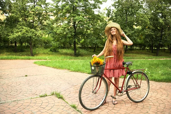 Jonge vrouw en fiets — Stockfoto