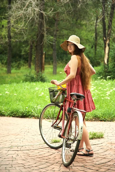 Jovem mulher e bicicleta — Fotografia de Stock