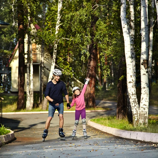 Deux personnes roller blade — Photo