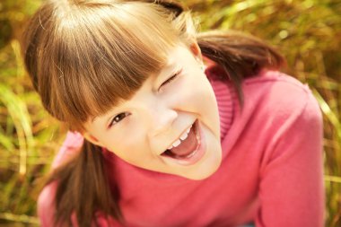 neşeli kız portresi