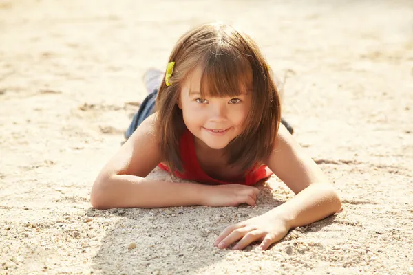Dziewczyna leżące na piasku — Zdjęcie stockowe