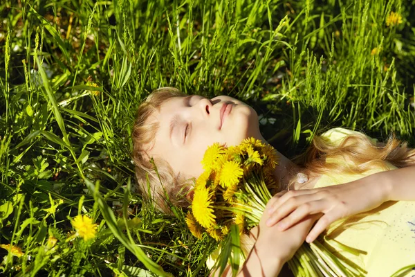 Teenager with dandelion bouquet — Stock Photo, Image