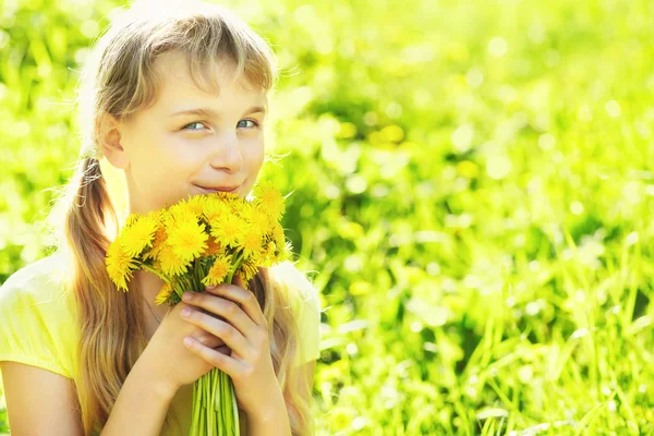 Teenager with dandelion bouquet — Stock Photo, Image