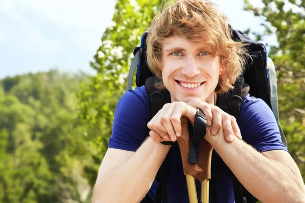 Man with backpack hiking in the mountains — Stock Photo, Image