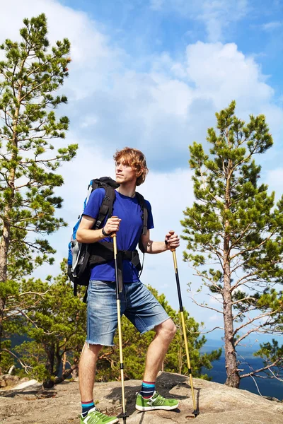 Mann mit Rucksack wandert in den Bergen — Stockfoto