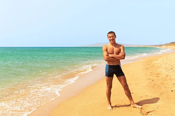 Homem de pé na praia — Fotografia de Stock