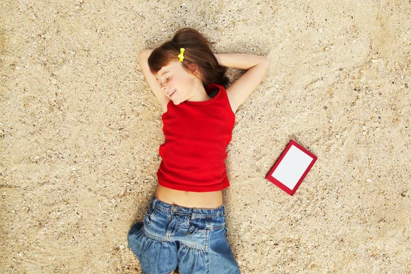 Mädchen liegt auf dem Sand — Stockfoto