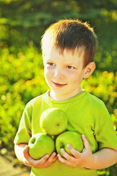 Ragazzo con le mele — Foto Stock