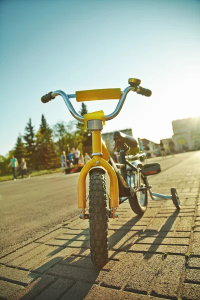 Bicicleta amarela das crianças — Fotografia de Stock