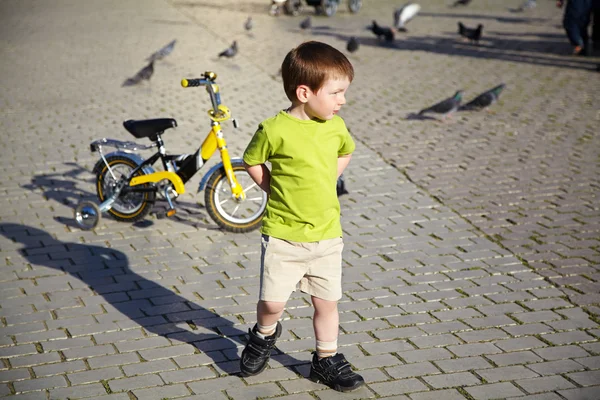 Хлопчик з велосипеда — стокове фото