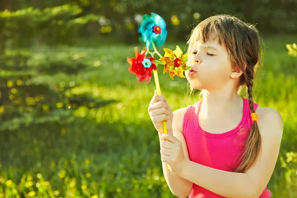 Meisje met pinwheel — Stockfoto