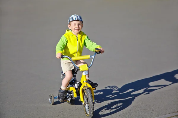 自行车的男孩 — 图库照片