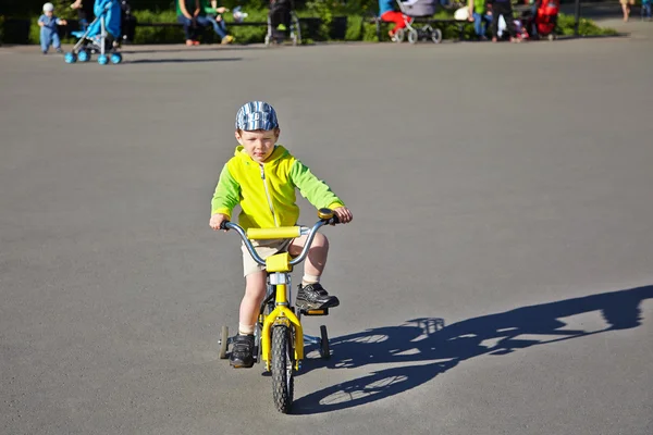 เด็กชายกับจักรยาน — ภาพถ่ายสต็อก