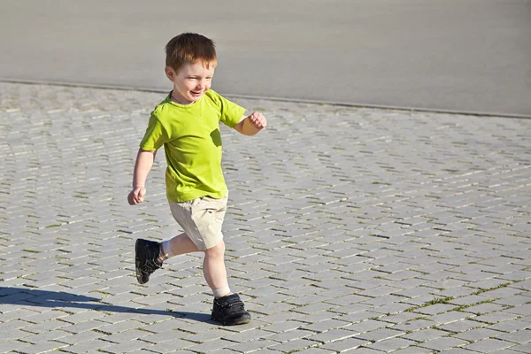 Pequeño niño corriendo — Foto de Stock