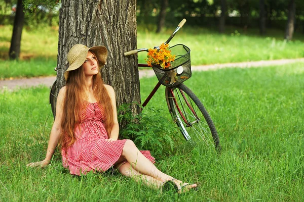 Mujer joven y bicicleta — Foto de Stock