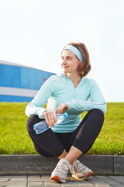 Sportieve lachende vrouw — Stockfoto