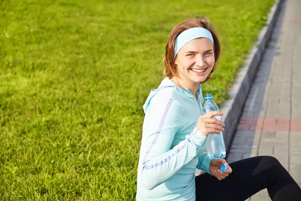 Sportieve lachende vrouw — Stockfoto