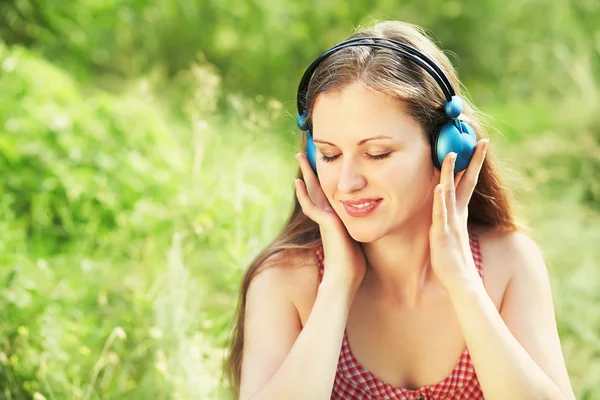 Mujer con auriculares al aire libre — Foto de Stock