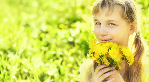 Teenager with dandelion bouquet — Stock Photo, Image