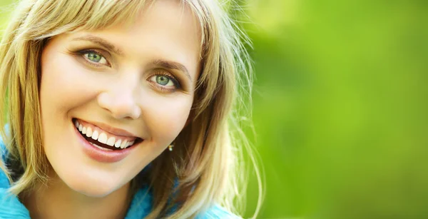 Outdoor portrait of a beautiful woman — Stock Photo, Image