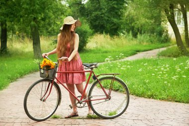 Genç kadın ve bisiklet.