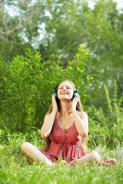 Mujer con auriculares al aire libre — Foto de Stock