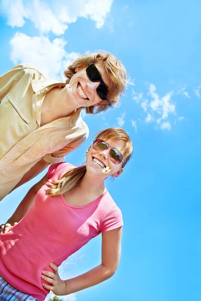 Young people having fun outdoors — Stock Photo, Image
